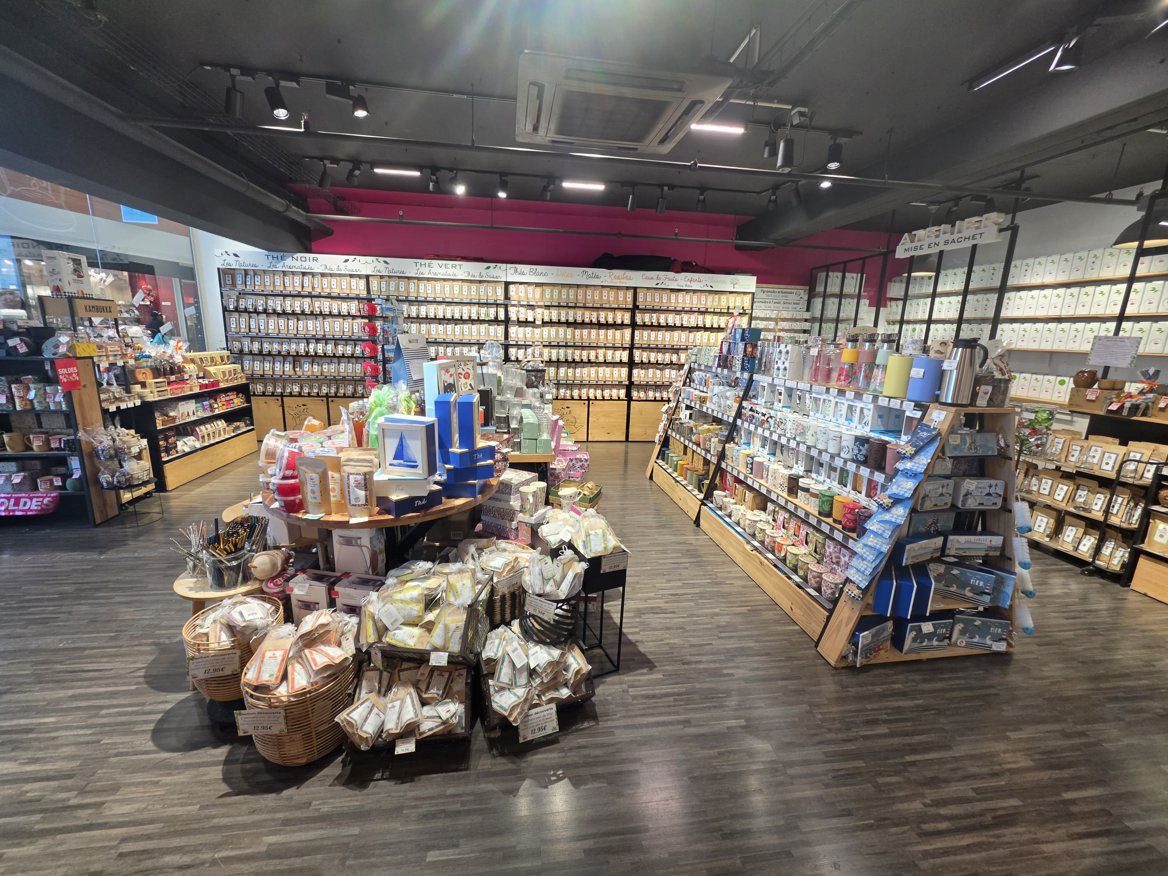 Le mur de thés de la boutique des Sables-d’Olonne, rangé par famille, avec un tube testeur sous chaque sachet.