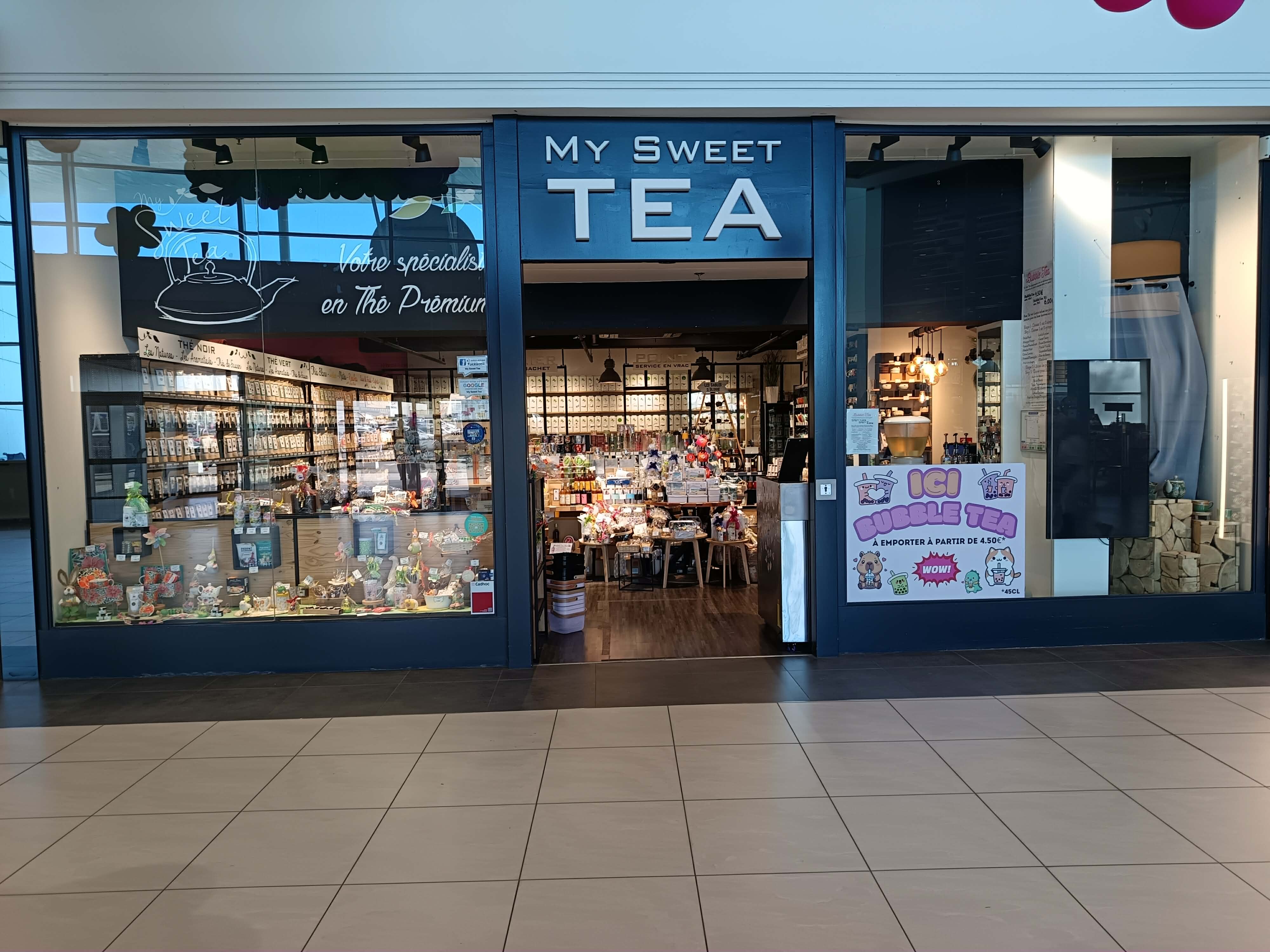 La devanture de la boutique MY SWEET TEA à la galerie Ylium, aux Sables-d’Olonne, avec son enseigne blanche sur fond marine.